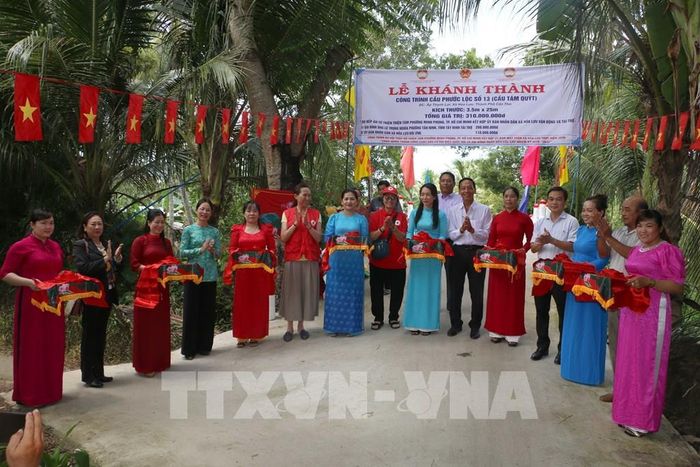 Khánh thành cầu Phước Lộc số 13 (ấp Thạnh Lợi, xã Hỏa Lựu, thành phố Cần Thơ) do Hội chữ thập đỏ Thiện Tâm, phường Minh Phụng, thành phố Hồ Chí Minh kết hợp Ủy ban MTTQ Việt Nam xã Hỏa Lựu thực hiện. Ảnh: Duy Khương – TTXVN