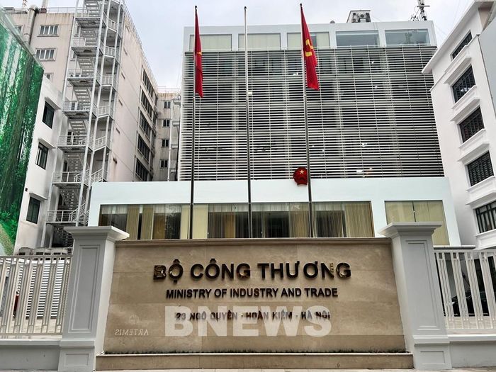 Theo Bộ Công Thương, quy định mới về cấp Giấy chứng nhận xuất xứ hàng hóa (C/O) chính thức có hiệu lực từ 1/8 thay đổi cơ quan cấp và cơ chế phân cấp theo hướng trao thêm thẩm quyền cho địa phương. Ảnh: BNEWS