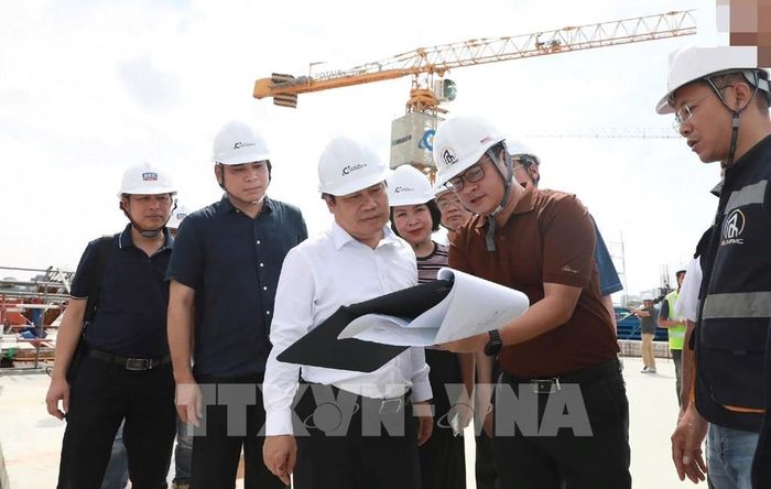 Chủ tịch UBND thành phố Hà Nội Vũ Đại Thắng (áo trắng, giữa) nghe đại diện đơn vị thi công báo cáo tiến độ Dự án Nhà hát Ngọc Trai và Công viên văn hóa nghệ thuật chuyên đề tại phường Tây Hồ. Ảnh: Trung Nguyên - TTXVN 