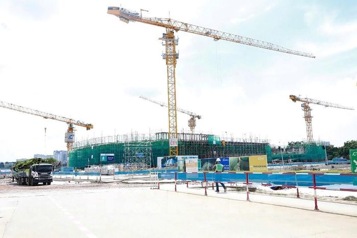 Thi công phần kết cấu công trình Nhà hát Ngọc Trai tại phường Tây Hồ. Ảnh: Trung Nguyên - TTXVN 