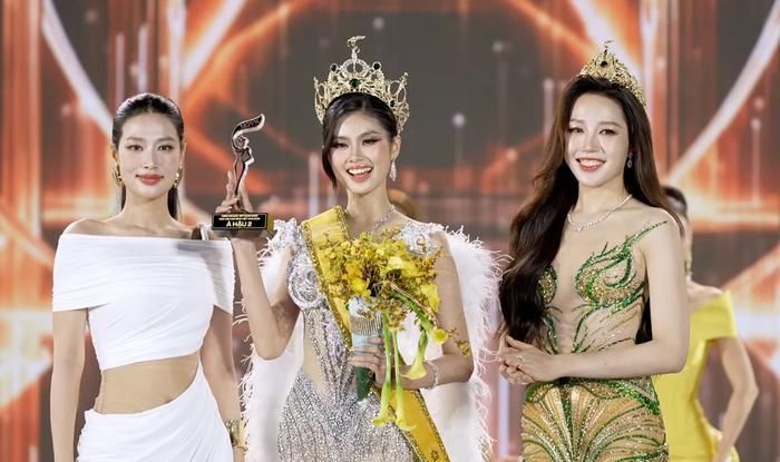 Á hậu 2 - Võ Đoàn Bảo Hà.