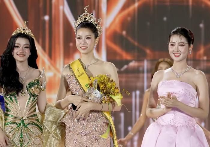 Á hậu 4 - Trịnh Yến Nhi.