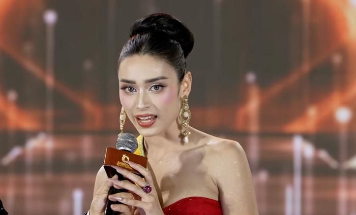 Emoura Phạm.