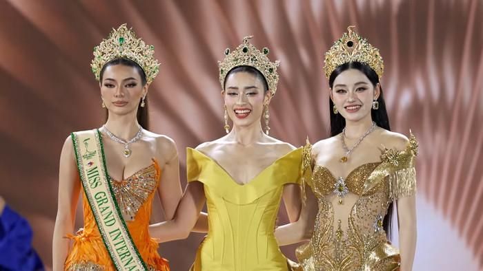 Emoura Phạm khi được trao vương miện bởi đương kim Miss Grand International - Emma Tiglao và Miss Grand Vietnam 2025 - Yến Nhi. Ảnh chụp màn hình