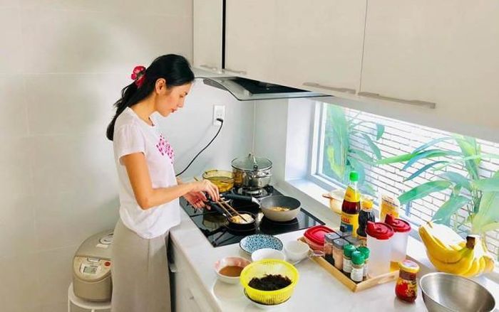 Thủy Tiên từng gây sốt với những clip nấu ăn.
