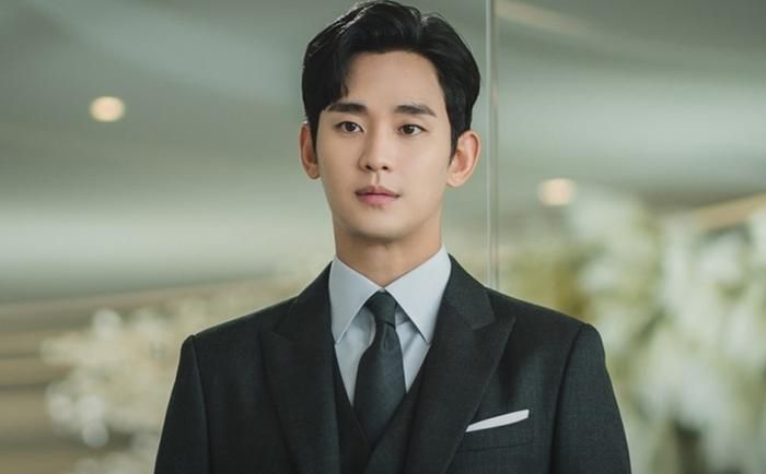Đại diện pháp lý của Kim Soo Hyun cũng tiết lộ cảnh sát đã tiến hành điều tra toàn diện về mối quan hệ giữa nam diễn viên và Kim Sae Ron.