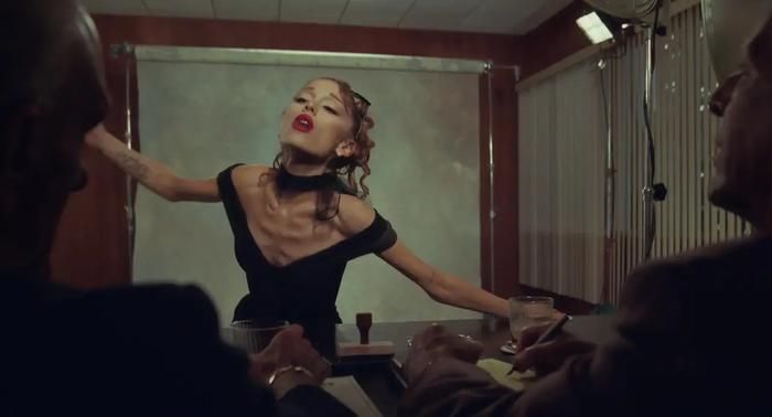 Hình ảnh Ariana Grande trong MV mới đây.