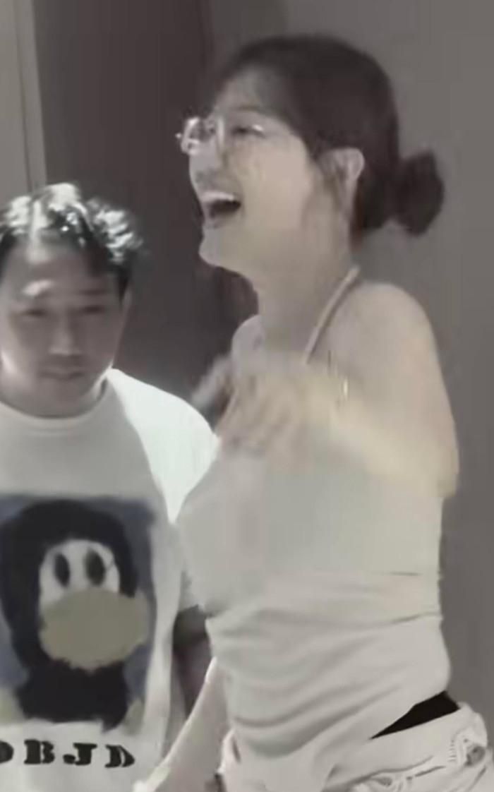 Hari Won bật cười, hài hước xin lỗi người bạn thân khi chứng kiến cảnh cô và chồng bày tỏ tình cảm.