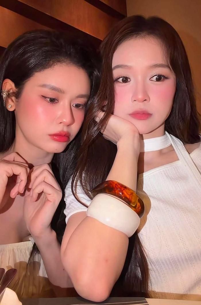 Trương Quỳnh Anh hài hước quay clip bắt trend cùng đồng nghiệp.
