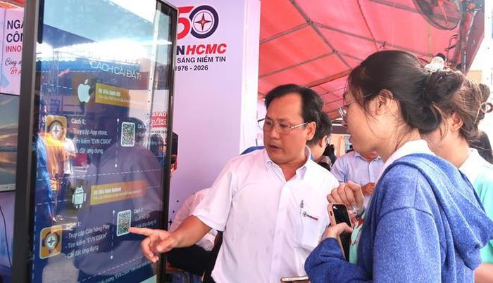 Người dân được hướng dẫn sử dụng dịch vụ công trực tuyến, trải nghiệm định danh điện tử, thanh toán không dùng tiền mặt, tìm hiểu trí tuệ nhân tạo (AI), STEM cùng nhiều ứng dụng công nghệ thiết thực trong đời sống…