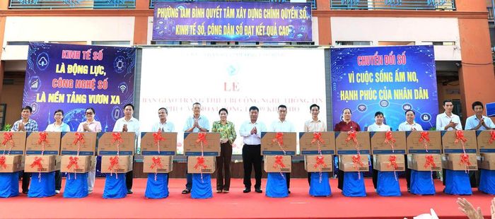 Lãnh đạo phường Tam Bình (TPHCM ) trao máy tính và máy in cho 39 khu phố.