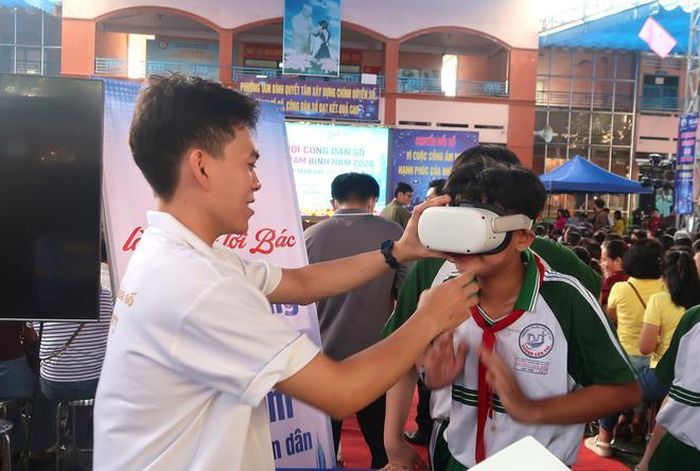 Hàng ngàn học sinh, sinh viên tham gia gian hàng công nghệ.