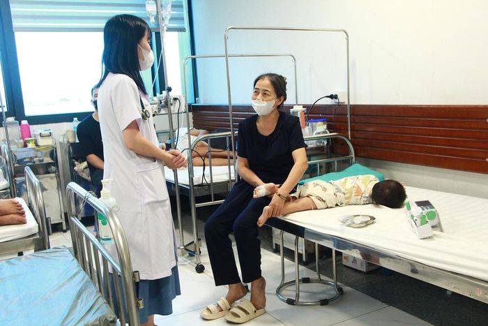 Bác sĩ kiểm tra sức khỏe cho bệnh nhi bị nhiễm COVID-19.