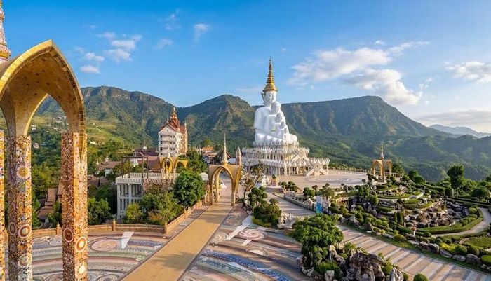 Wat Phu Khao Kaew là quần thể đền thờ cổ bằng sa thạch mang phong cách kiến trúc Khmer