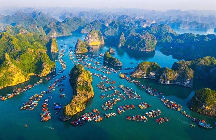 Vịnh Hạ Long đã giành được rất nhiều giải thưởng, danh hiệu danh giá cấp quốc gia và quốc tế nhờ vào cảnh quan thiên nhiên kỳ vĩ đặc sắc của mình