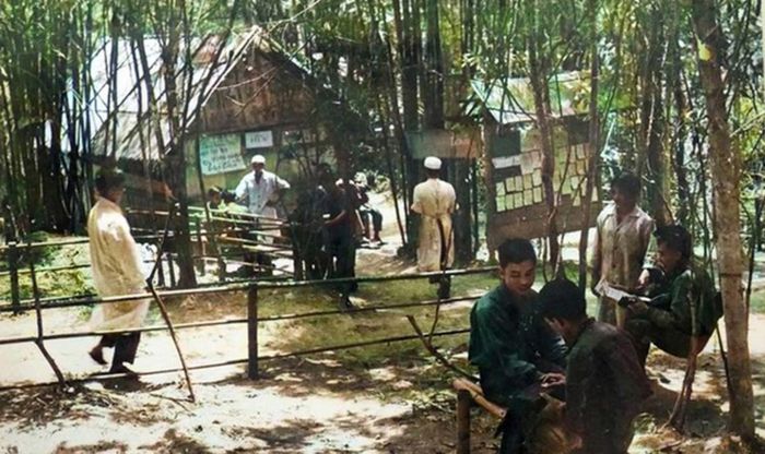 Phút thư giãn ít ỏi của bộ đội Trường Sơn tại lán quân y (ảnh: Hang NH)