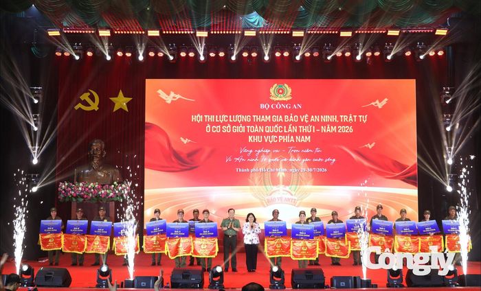 Thứ trưởng Lê Văn Tuyến và Phó Chủ tịch HĐND Thành phố Hồ Chí Minh Nguyễn Trường Nhật Phượng trao giải cho các đội thi