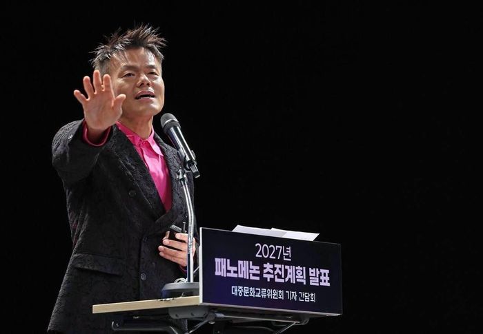 J.Y. Park đã trả lời truyền thông các thông tin về lễ hội lớn này. Ảnh: SBS