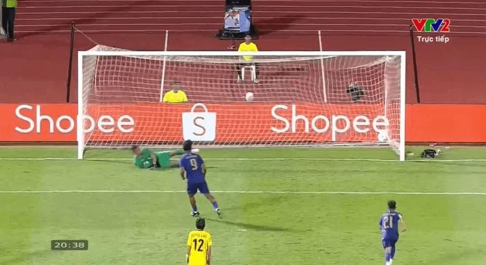 Yotsakorn Burapha đá phạt thành công giúp Thái Lan vươn lên tỷ số 1-0. Ảnh chụp màn hình