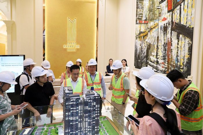 Khách hàng tham quan sa bàn dự án và căn hộ mẫu The Grand Manhattan hồi giữa tháng 7/2026. Ảnh: Novaland.