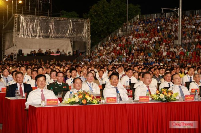 Các đại biểu tham dự lễ kỷ niệm.