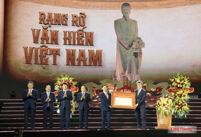 Ông Jonathan Wallace Baker - Trưởng Đại diện UNESCO tại Việt Nam trao Nghị quyết của UNESCO vinh danh và cùng tham gia kỷ niệm 300 năm ngày sinh Danh nhân văn hóa Lê Quý Đôn (1726-2026) cho đại diện Việt Nam và tỉnh Hưng Yên