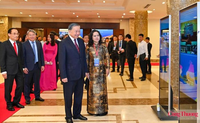 Tổng Bí thư, Chủ tịch nước Tô Lâm tham quan triển lãm ảnh. 