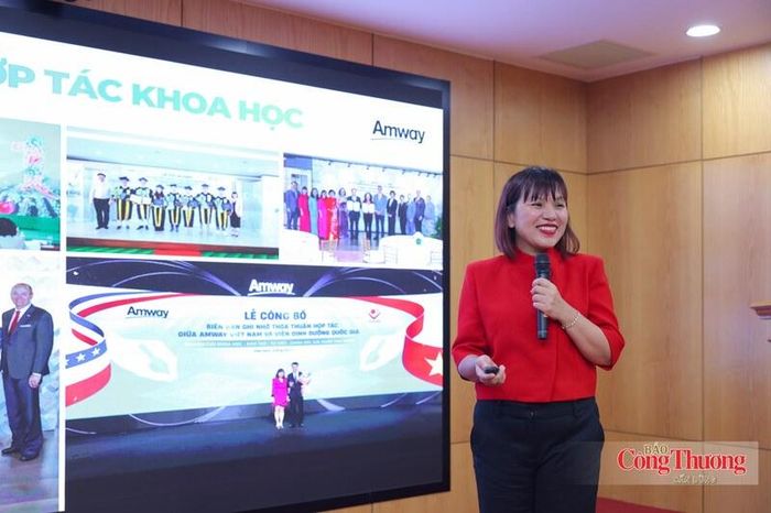 Bà Ôn Minh Hằng - Phó Tổng giám đốc Amway Việt Nam trình bày tham luận với chủ đề “Sản phẩm xanh - Sống khỏe mạnh: Xu hướng chăm sóc sức khỏe chủ động vì một cộng đồng hạnh phúc, viên mãn”.