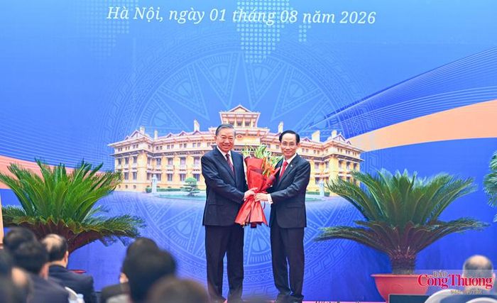 Tổng Bí thư, Chủ tịch nước Tô Lâm tặng hoa chúc mừng hội nghị.