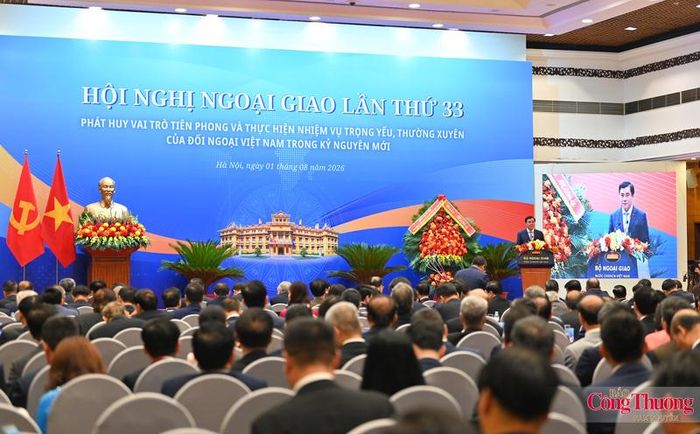 Thứ trưởng Bộ Công Thương Nguyễn Sinh Nhật Tân đã có bài tham luận tại hội nghị.