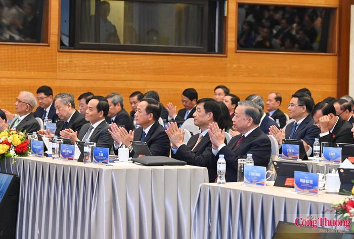 Lãnh đạo Đảng, Nhà nước lắng nghe các tham luận của đại diện bộ ngành tại hội nghị.