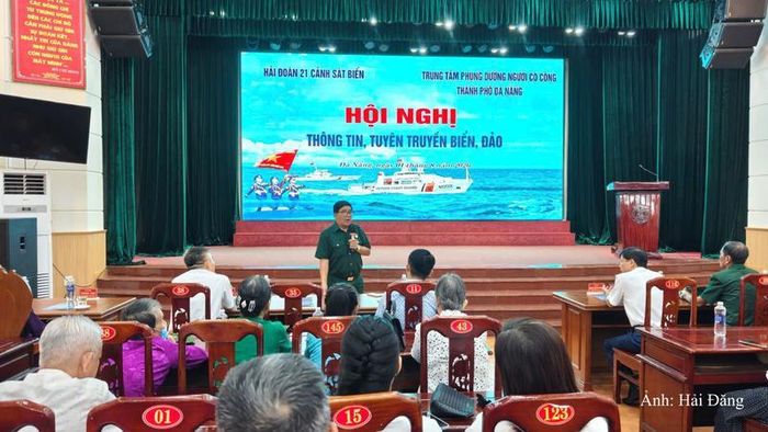 Bác Võ Văn Đến, cựu chiến binh chiến trường “K” giao lưu, chia sẻ với cán bộ, chiến sĩ đơn vị.