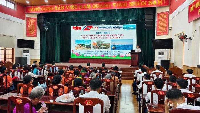 Thiếu tá Nguyễn Văn Mạnh, Chính trị viên phó Hải đội 212, Hải đoàn 21, Báo cáo viên, giới thiệu sơ lược về lực lượng Cảnh sát biển Việt Nam và Bộ Tư lệnh Vùng Cảnh sát biển 2.