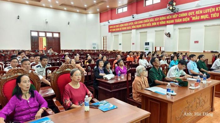 Người có công và cán bộ, nhân viên của Trung tâm phụng dưỡng người có công cách mạng TP. Đà Nẵng thăm Vùng Cảnh sát biển 2.