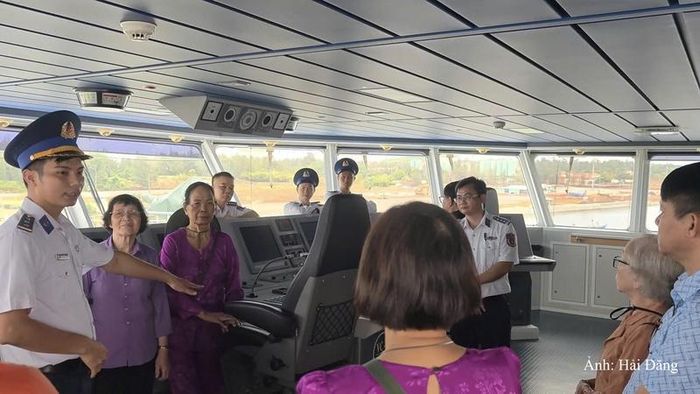 Thượng úy Trần Quốc Khánh, Phó Thuyền trưởng tàu CSB 8002 giới thiệu với đoàn về chức năng, nhiệm vụ của tàu.