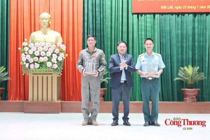 Ông Bùi Ngọc Dương, Chủ tịch HĐQT Tổng Công ty Lọc hóa dầu Việt Nam tặng quà lưu niệm cho Trường Sĩ quan Không quân và Trung đoàn 910.