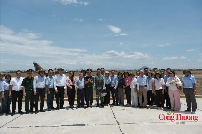 Đoàn công tác của BSR chụp ảnh lưu niệm tại Trường Sĩ quan Không quân.