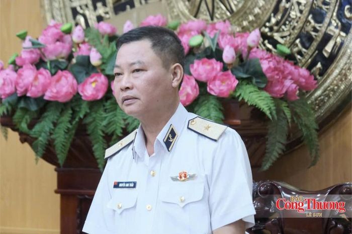 Chuẩn đô đốc Nguyễn Anh Tuấn, Tư lệnh Vùng 4 Hải quân chia sẻ với đoàn công tác.