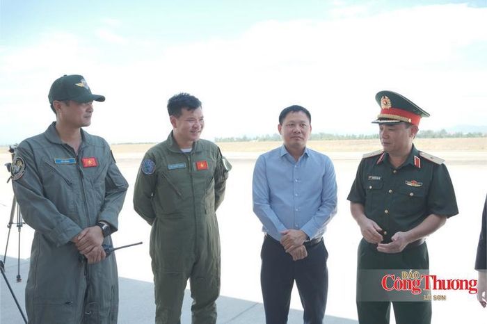 Các đại biểu tham quan tại Trung đoàn 910, Trường Sĩ quan Không quân.
