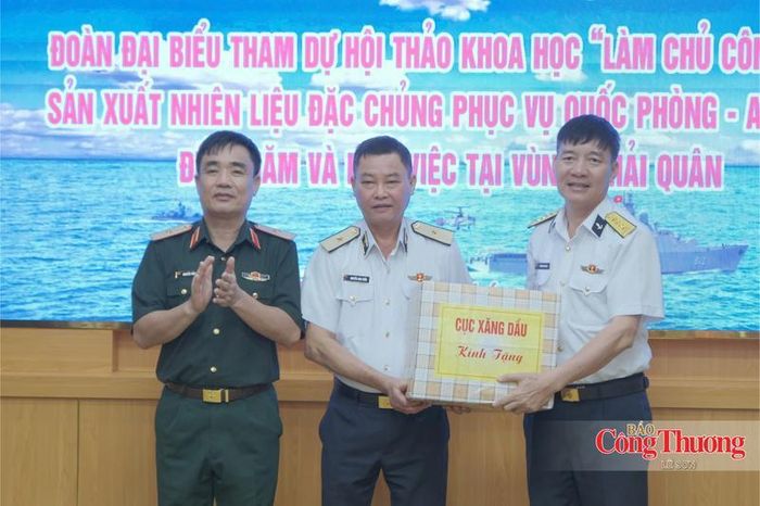 Thiếu tướng Nguyễn Văn Lực, Cục trưởng Cục Xăng dầu (Bộ Quốc phòng) tặng quà cho Bộ Tư lệnh Vùng 4 Hải quân.