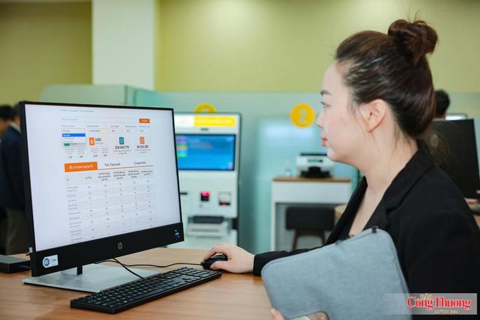Người dân giải quyết thủ tục hành chính trên môi trường số.