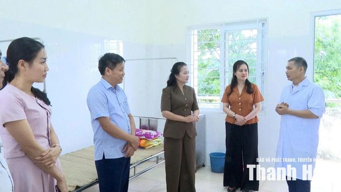 Đoàn giám sát mô hình “Địa chỉ tin cậy tại cộng đồng” ở xã Xuân Tín.