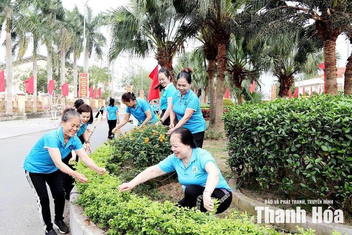 Ngày “Chủ nhật xanh” dọn sạch những tuyến đường của phụ nữ xã Nga Sơn.