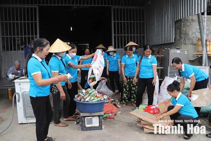 Phụ nữ thôn Bái Trại, xã Yên Định thu gom phế liệu gây quỹ - một trong những việc làm của ngày “Chủ nhật xanh”.
