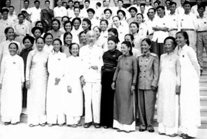 Chủ tịch Hồ Chí Minh và các nữ đại biểu tại Đại hội đại biểu toàn quốc lần thứ III của Đảng, tháng 9/1960. Ảnh tư liệu
