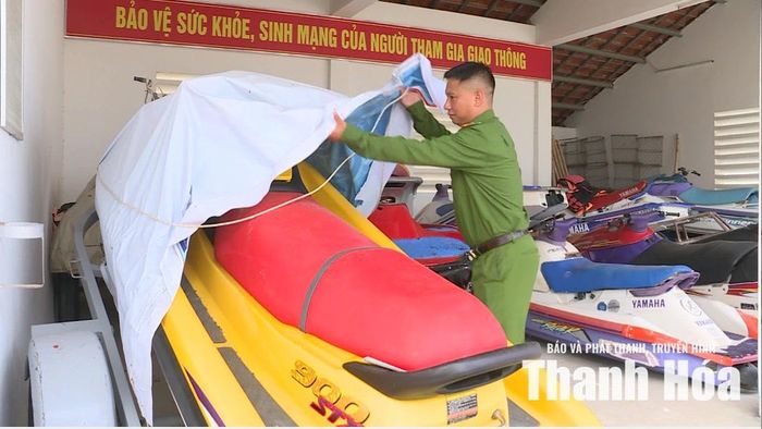 Cán bộ Công an phường Sầm Sơn kiểm tra phương tiện mô tô nước vi phạm đang tạm giữ.