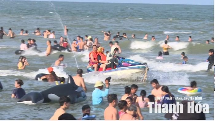Mô tô nước hoạt động trái phép tại khu vực bãi tắm B, phường Sầm Sơn.