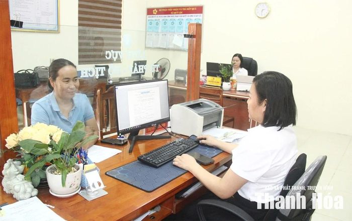 Công chức Trung tâm Phục vụ hành chính công xã Quý Lộc giải quyết thủ tục hành chính cho người dân.