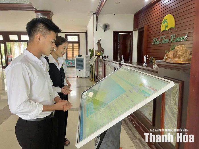 Kiosk giới thiệu văn hóa, du lịch và sản phẩm OCOP xứ Thanh tại Hải Tiến Resort mang đến trải nghiệm thiết thực cho du khách.