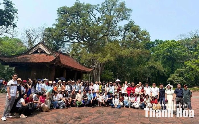 Nhiều đoàn du khách đến tham quan, trải nghiệm tại Khu Di tích quốc gia đặc biệt Lam Kinh.